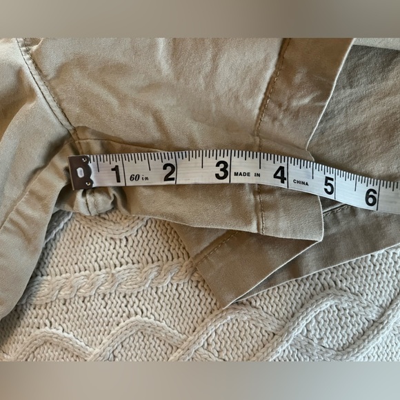 Old Navy Tan Khaki Everyday Shorts, cotton & spandex blend, Women’s size 4 - Picture 4 of 9